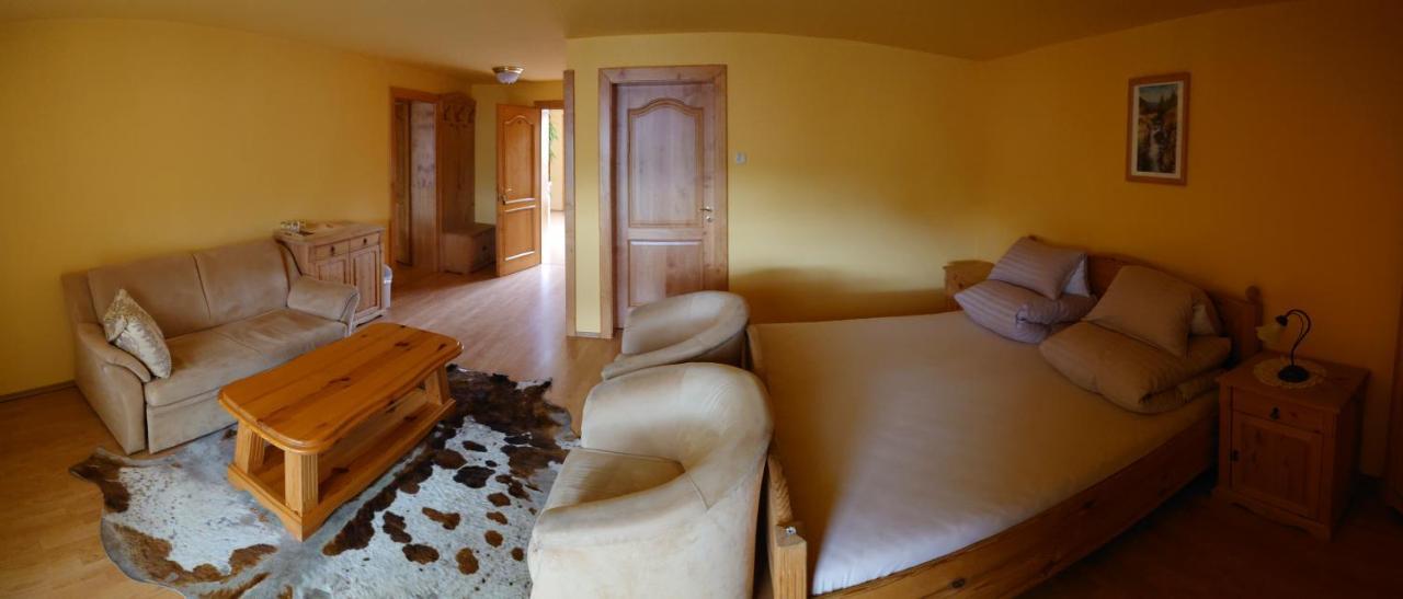 Penzion Lucs Heľpa Extérieur photo