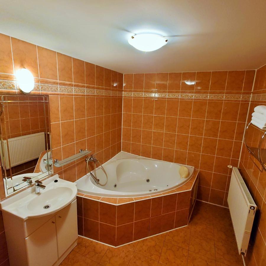 Penzion Lucs Heľpa Extérieur photo