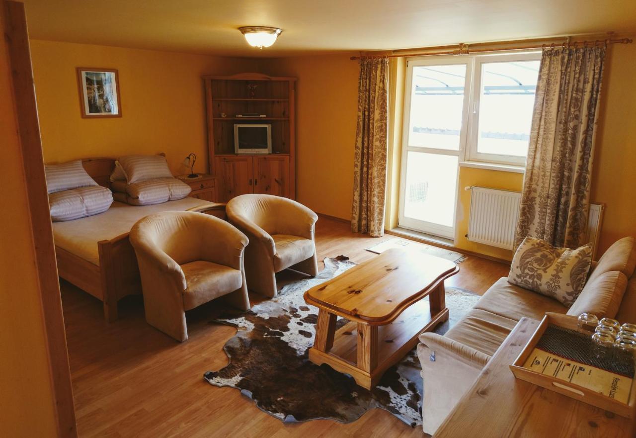 Penzion Lucs Heľpa Extérieur photo