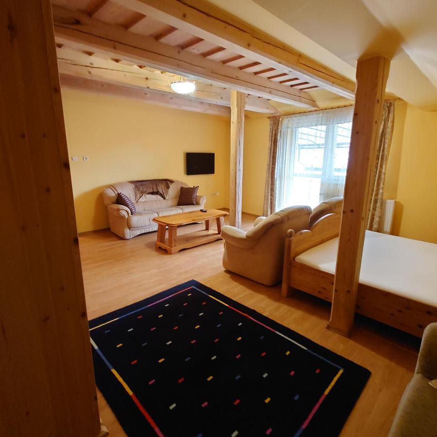 Penzion Lucs Heľpa Extérieur photo